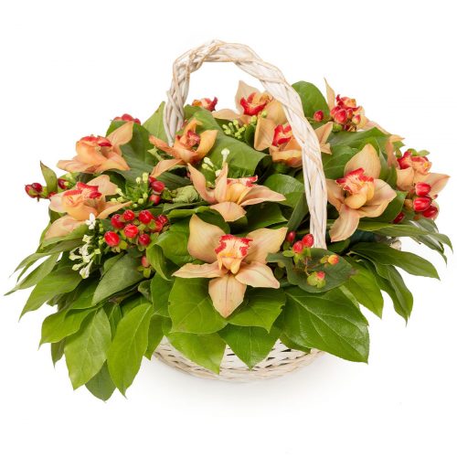 Цветочная композиция в корзине «Персиковая мечта»