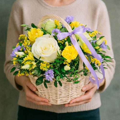 Живые цветы в корзине «Шарм»